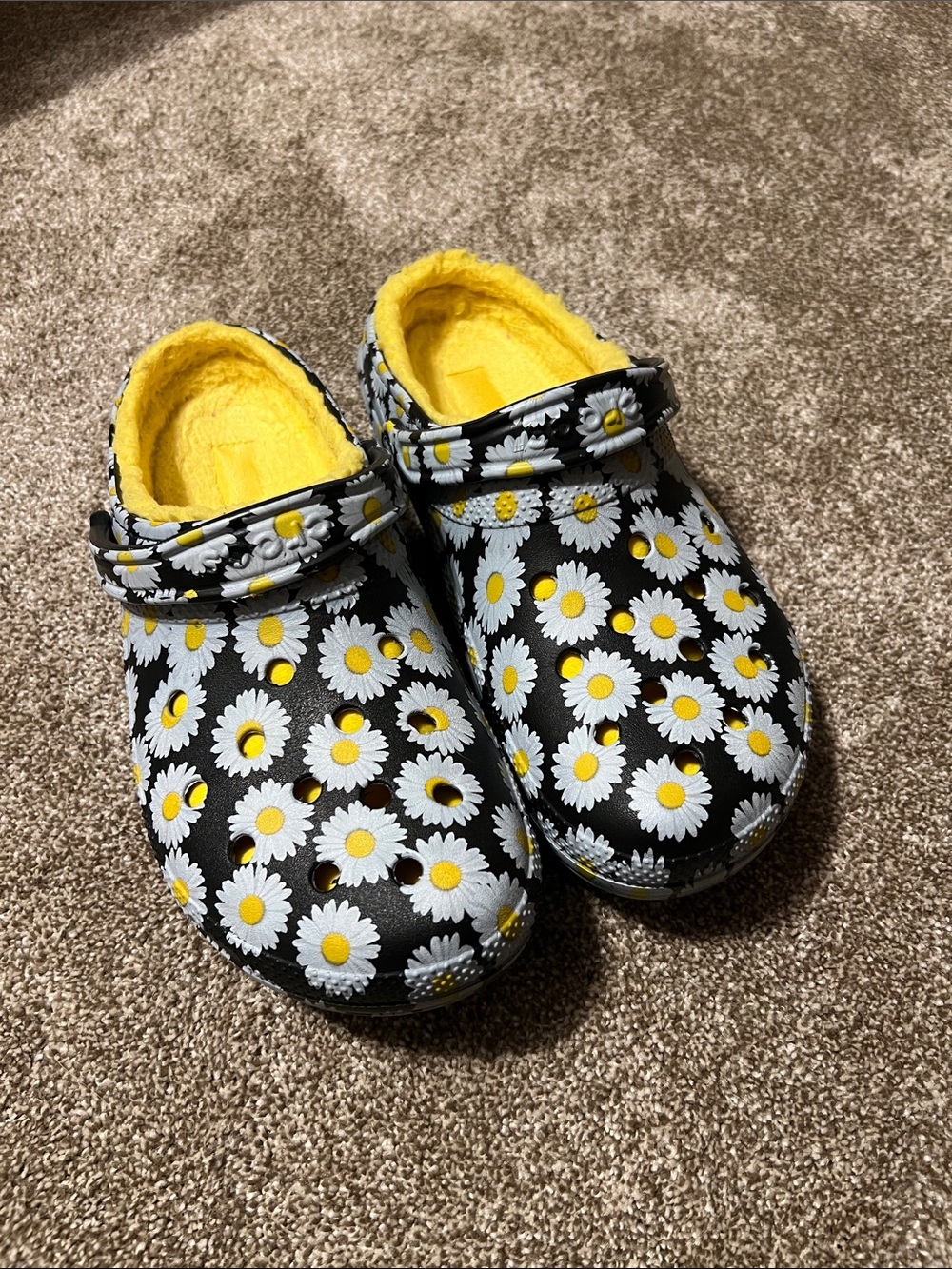 Crocs Adults Classic Clog with Daisy Print - Black & Yellow